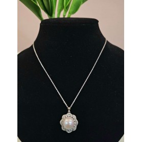 Exquisite Lace Design Natural Rounded White Pearl Pendant Necklace