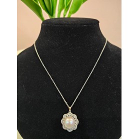 Exquisite Lace Design Natural Rounded White Pearl Pendant Necklace